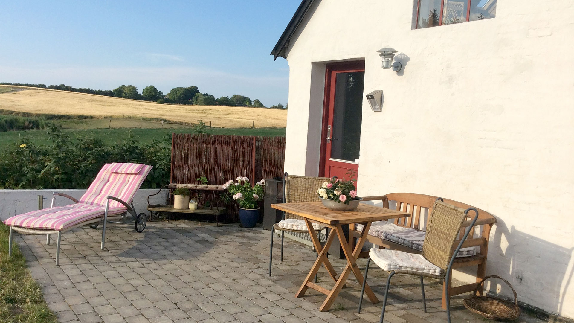 Bed & Kitchen Fri-land