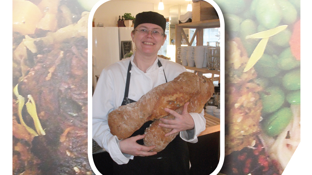 Koch mit einem großen Fisch bei Chefs Cottage and Garden Café