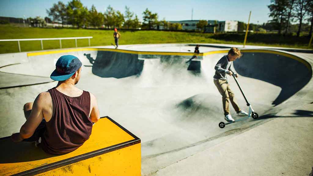 Skaters in the concrete bowl at Rabalder Parken
