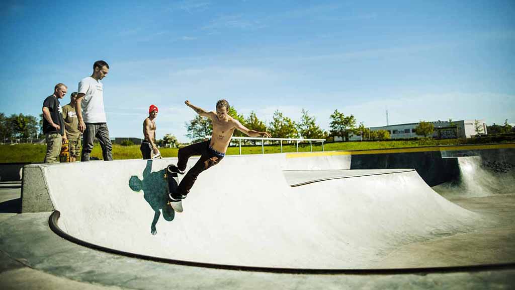 Visitors by a yellow bench and skate bowl at Rabalder Parken
