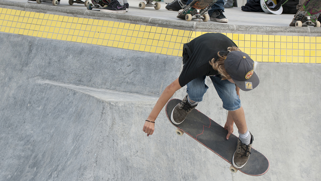 Skateboards and visitors by the edge of the skating area at Rabalder Parken