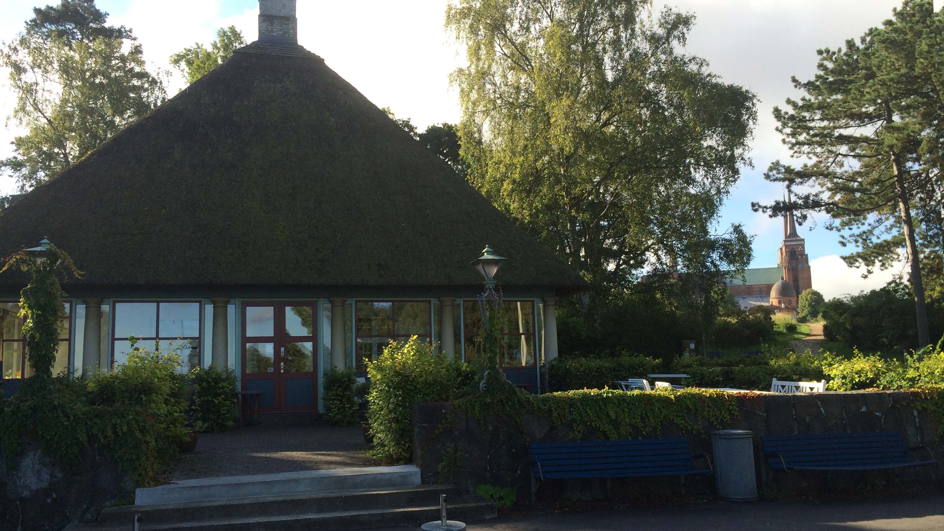 Pipers Hus zwischen Bäumen im Stadtpark von Roskilde