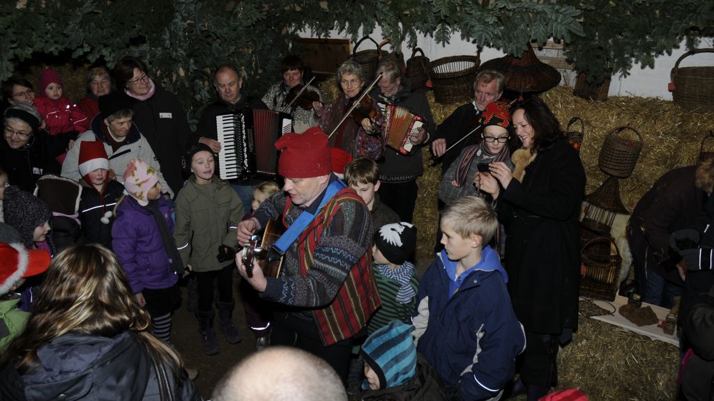 Familien und Musiker beim Weihnachtsmarkt an der Tadre Mühle