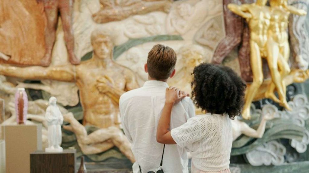 Besøgende ser på et stort relief på Willumsens Museum.