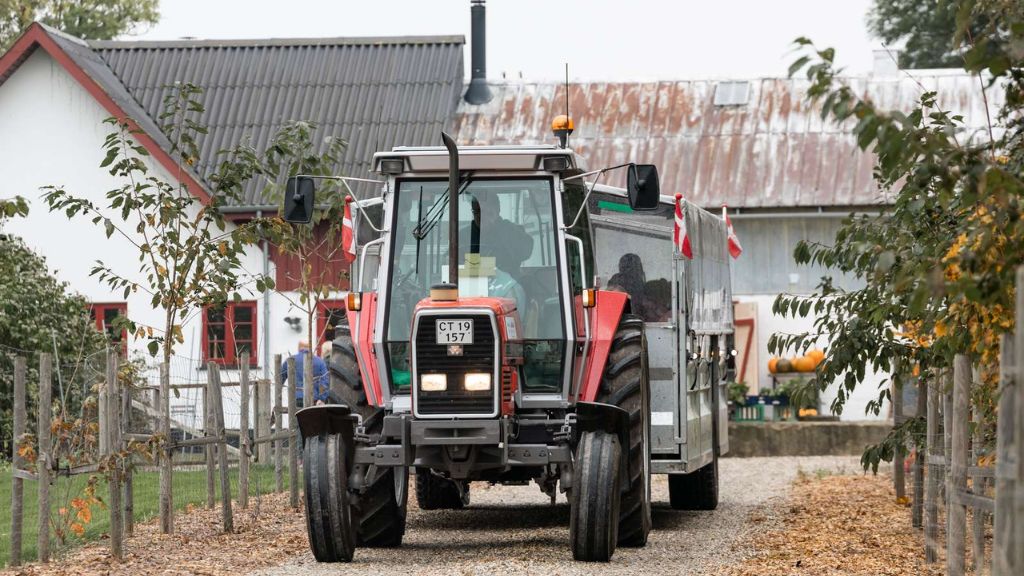 The Naturekspressen tractor with its covered passenger trailer