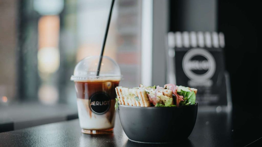 Kold kaffe og en skål med mad hos Café Ærligt.