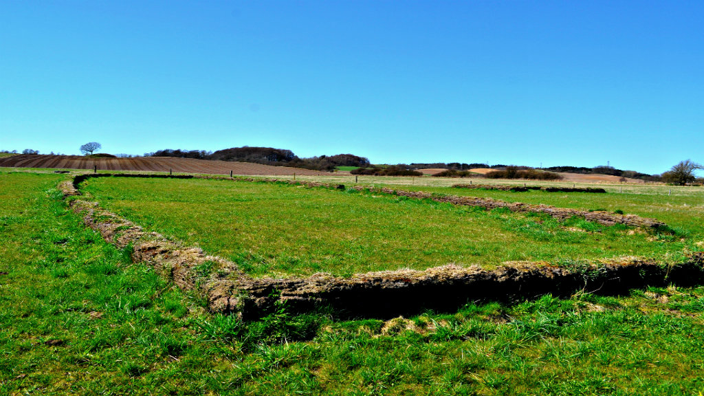 Outline of a royal hall in the grass at Gl. Lejre.