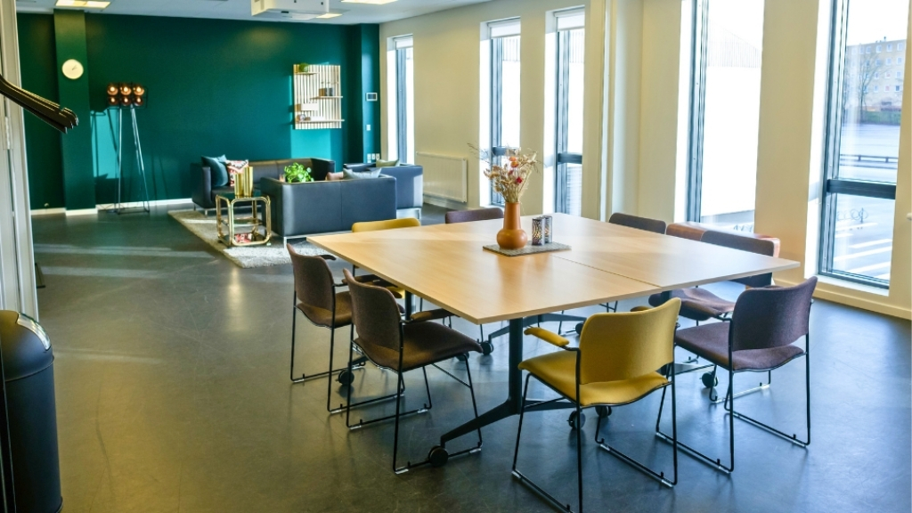 Lounge area at Roskilde Kongrescenter with modern furniture and large windows.