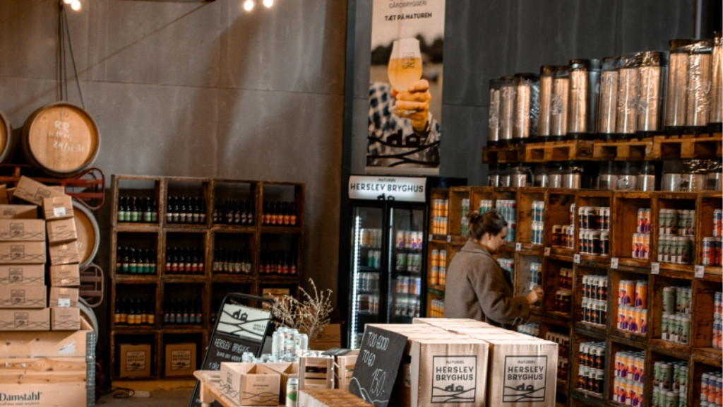 Gårdbutik hos Herslev Bryghus med øl og gavekasser.