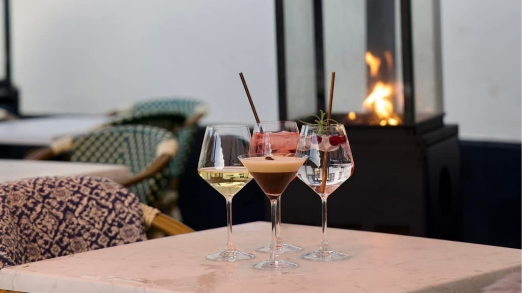 Drinks på et marmorbord foran pejsen hos VinoBistro i Roskilde