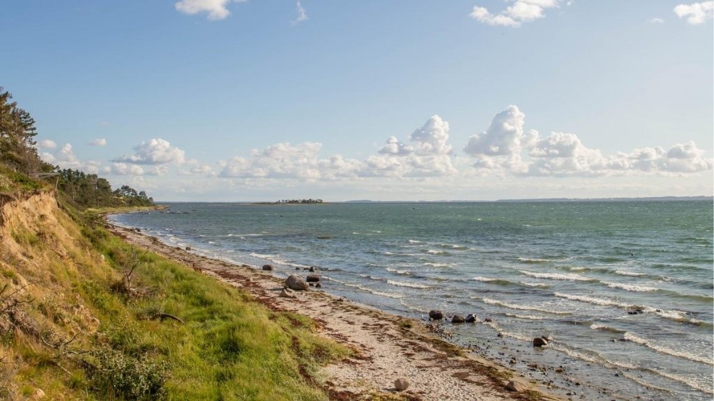 Coastal stretch near Kulhuse Camping with beach, rocks and sea view.