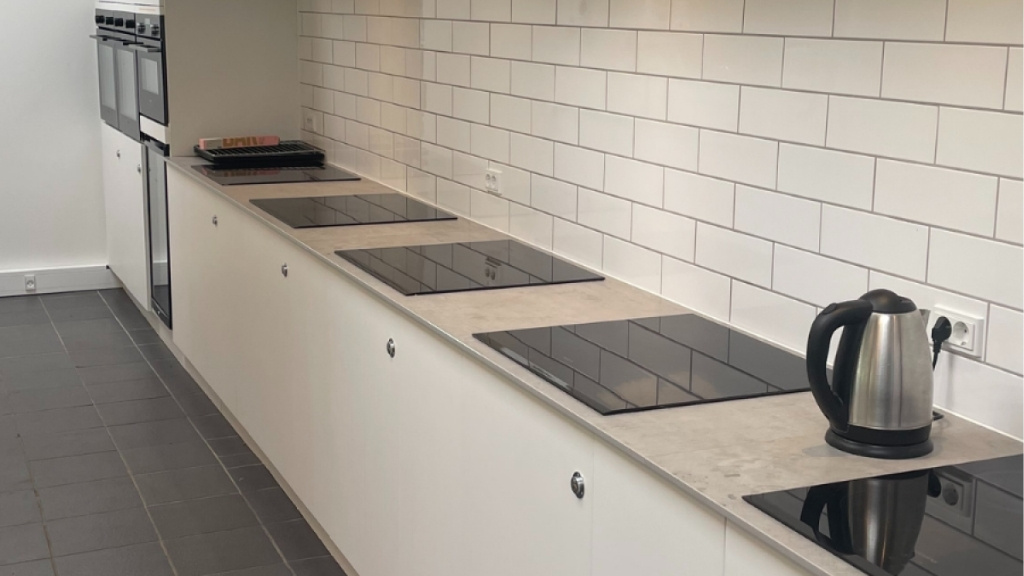 Communal kitchen at Kulhuse Camping with hobs and ovens.