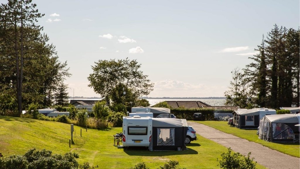 Campsite at Kulhuse Camping with caravans and green surroundings.