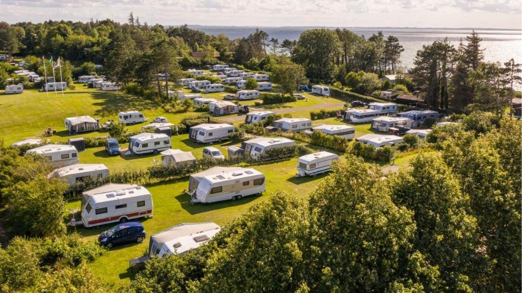 View over Kulhuse Camping with caravans in green surroundings.