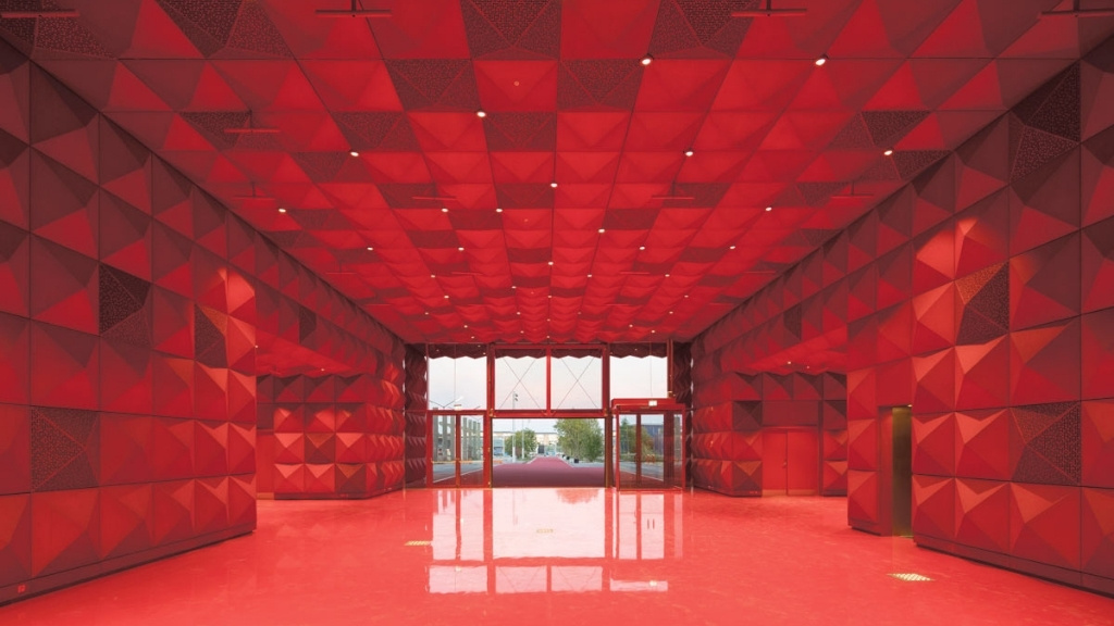 Rød foyer og indgangsparti på Rockmuseet.