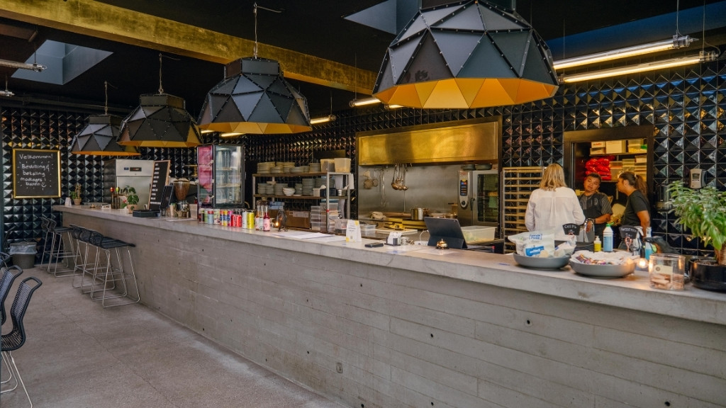 Caféområde på Rockmuseet med moderne indretning.