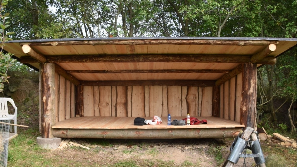 Shelter i Dumpedalens Æbleplantage opført i træ og omgivet af skov og natur.