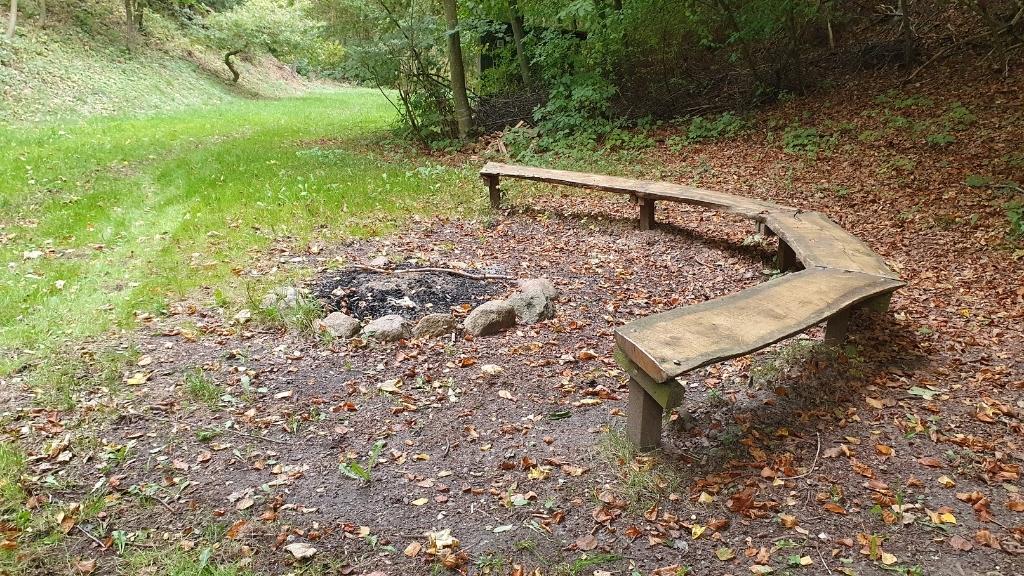 Bålplads med træbænke på Lejrgrunden Godset i Hvalsø.