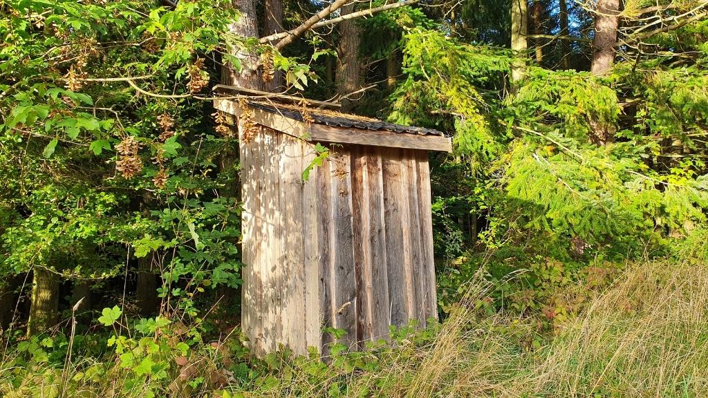 Outdoor toilet at Lerbjerg-Shelters located in the forest.