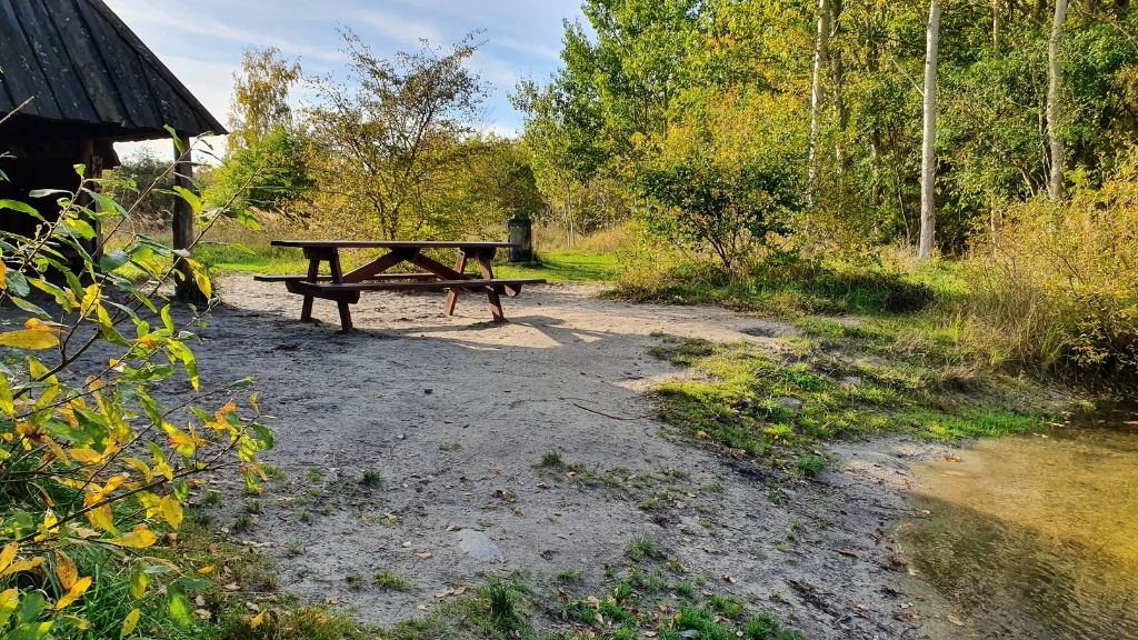 Picknickbereich beim Shelter Njord im Sillebro Ådal mit Tisch-Bank-Set.