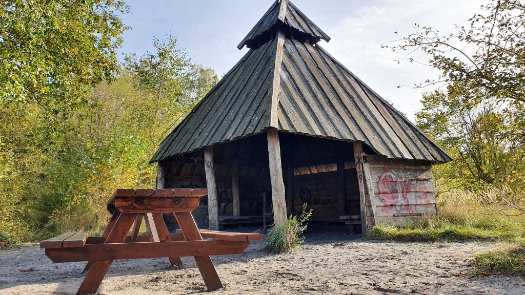 Shelter Njord im Sillebro Ådal mit Tisch-Bank-Set davor.