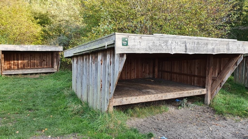 Mehrere Unterstände beim Shelterplatz Midgård im Sillebro Ådal.