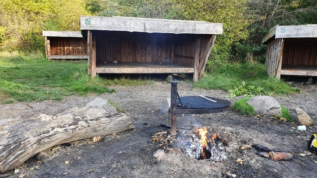 Feuerstelle mit Grill beim Shelterplatz Midgård im Sillebro Ådal.