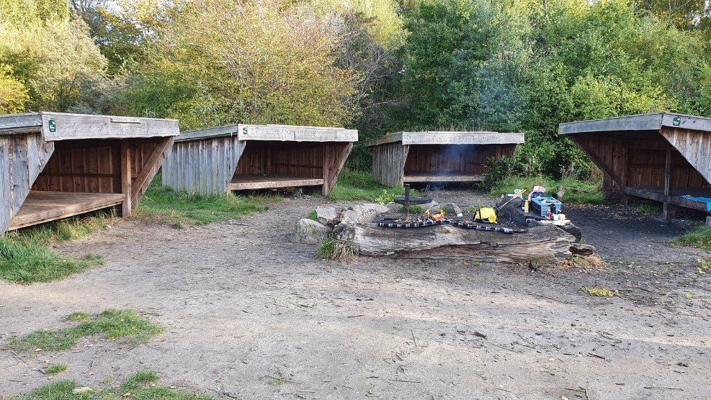 Shelterplatz Midgård im Sillebro Ådal mit Unterständen und Feuerstelle.