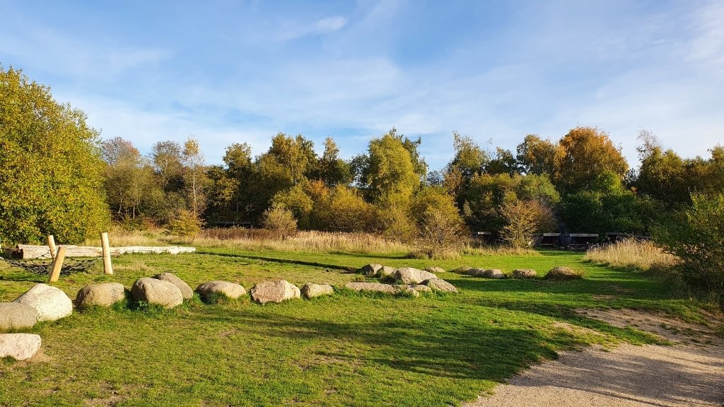 Grünes Naturgebiet bei dem Shelterplatz Midgård im Sillebro Ådal.