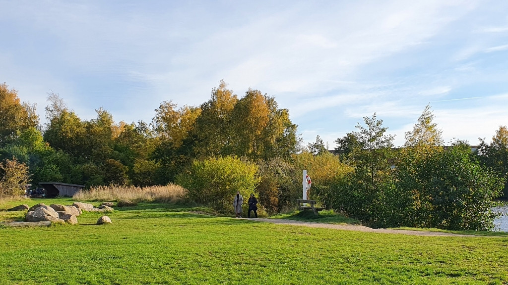 Weg und grüne Landschaft beim Shelterplatz Midgård im Sillebro Ådal.