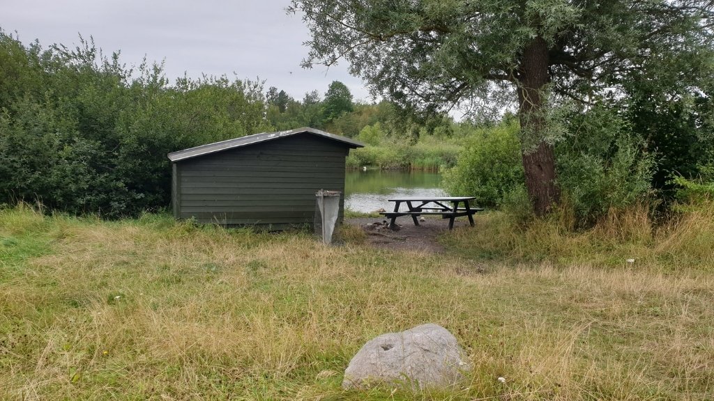 Schutzhütte und Picknicktisch an der Skuldelev Kiesgrube nahe dem See.