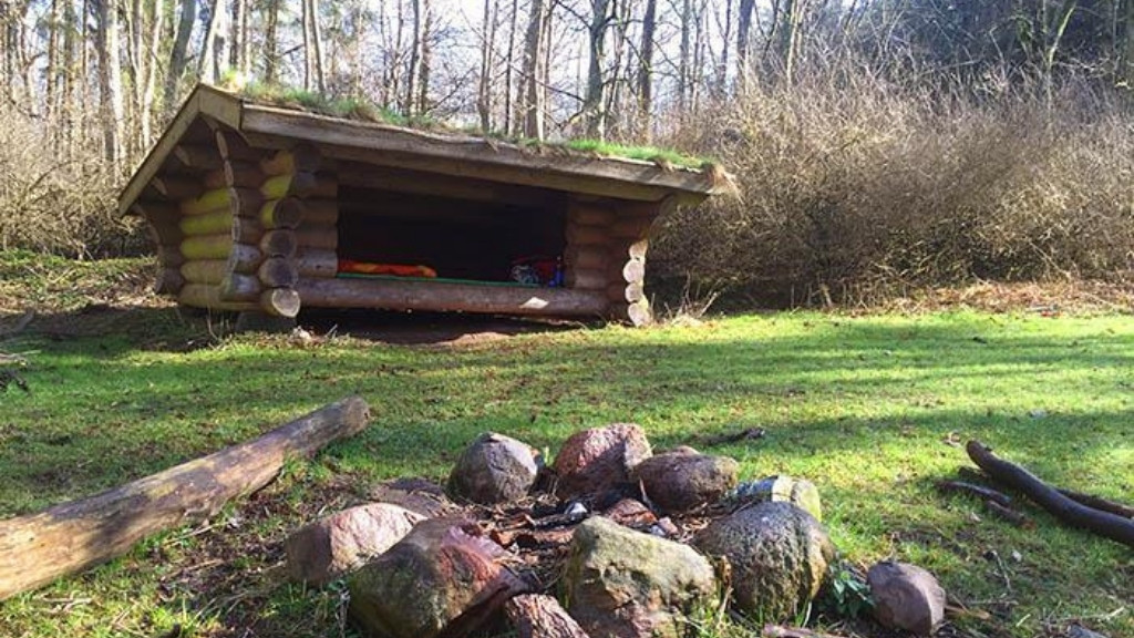 Holzunterstand mit Feuerstelle bei den Svanholm Shelters im Öko-Kollektiv.