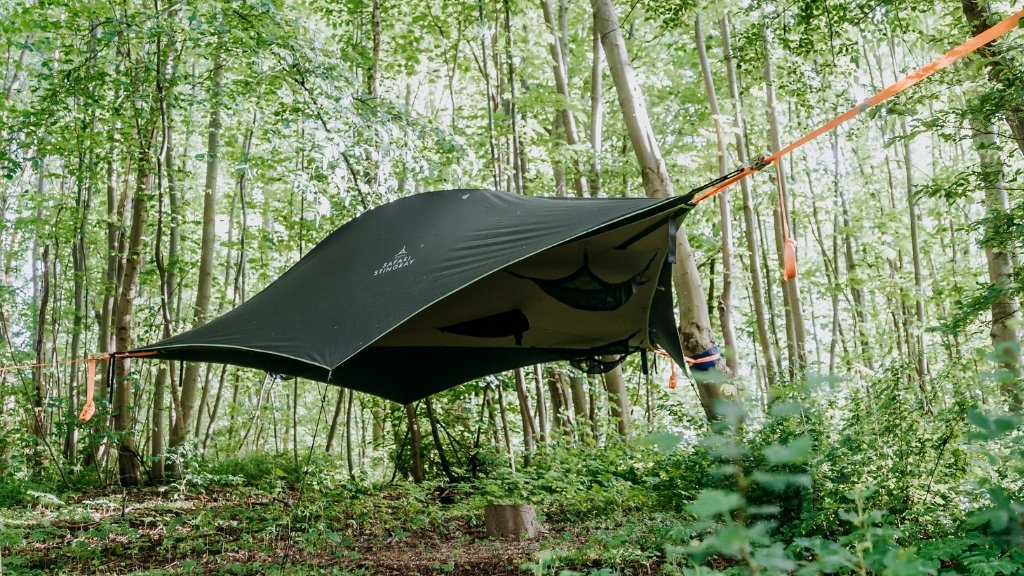 Hängematte mit Tarp im Wald bei den Svanholm Shelters im Öko-Kollektiv.