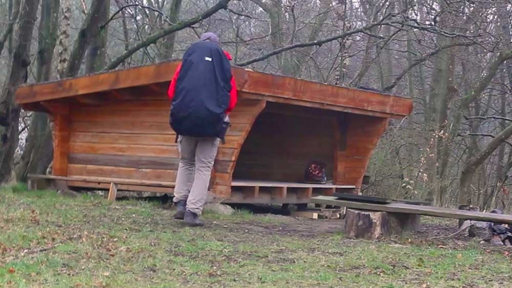 Shelter ved Særløse Overdrev omgivet af skov og natur.
