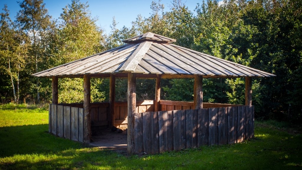Communal hut at Søholm Shelters surrounded by green nature.