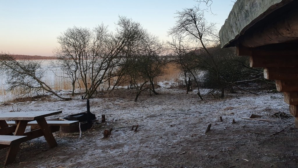 Shelterplads ved Skjoldungeshelteren med bålsted og udsigt over Roskilde Fjord om vinteren.