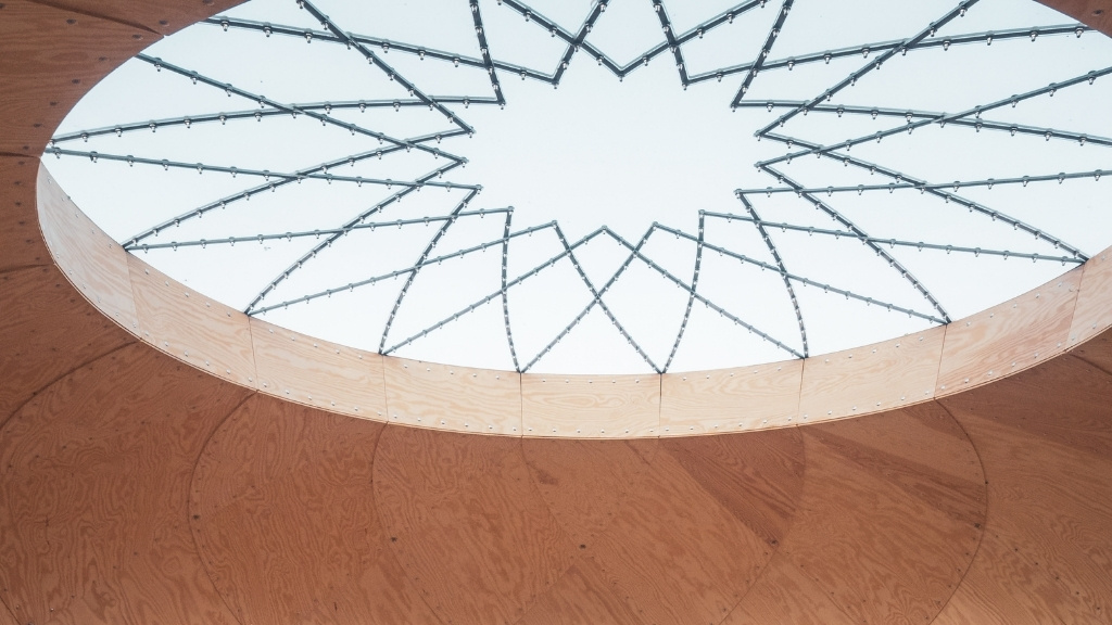 Tagkonstruktion i stjernekiggershelter med åbning mod himlen.