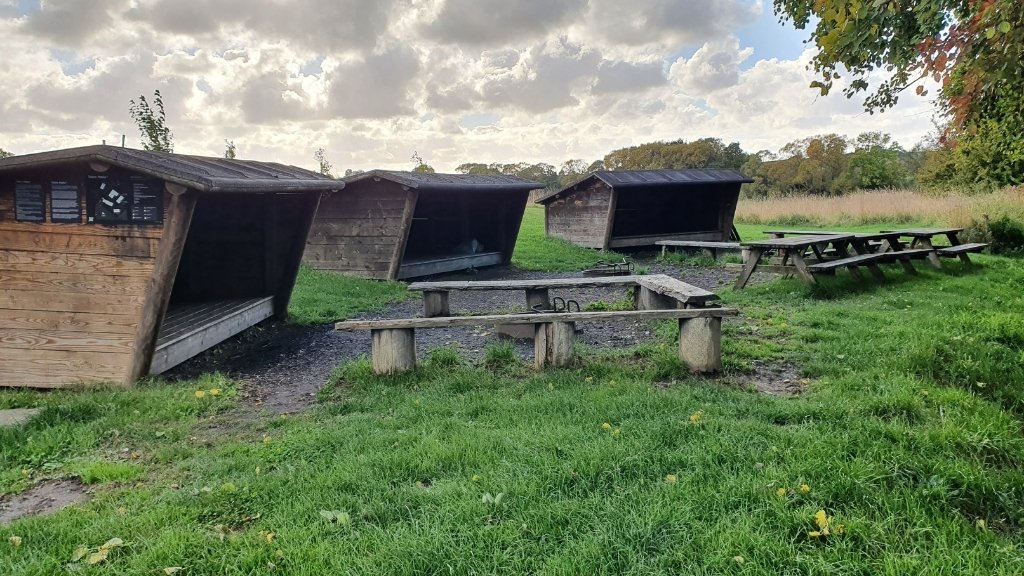 Shelters und gemeinsamer Aufenthaltsbereich auf dem Tadre Mølle Lagerplatz.
