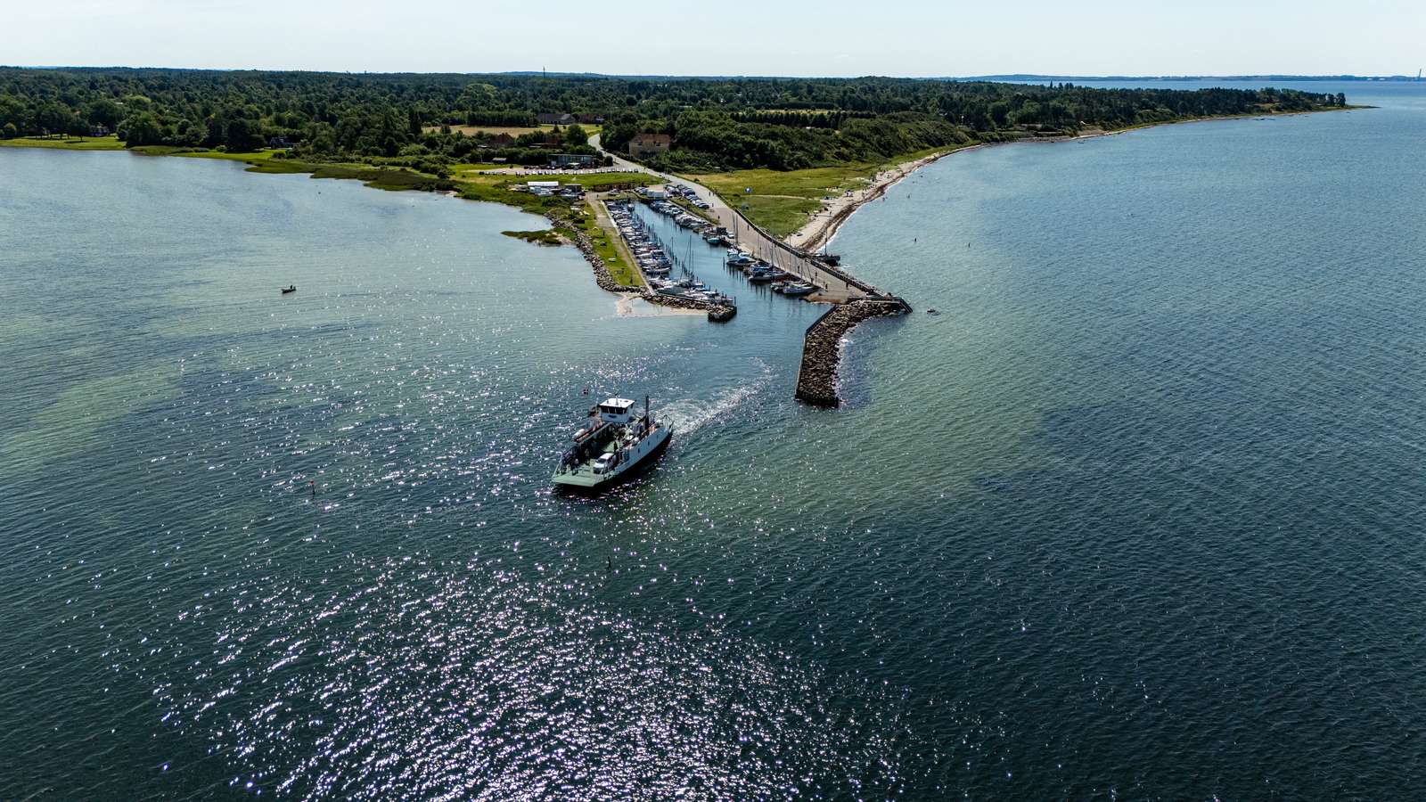 Luftaufnahme der Fähre M/F Columbus auf der Route von Kulhuse nach Sølager über den Roskilde Fjord.
