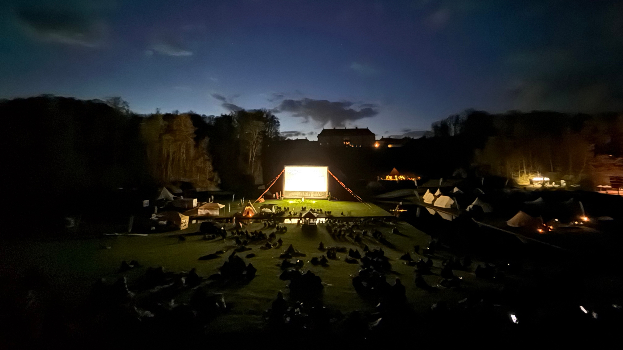 Udendørs biograf under Danish Outdoor Festival ved Ledreborg om aftenen.