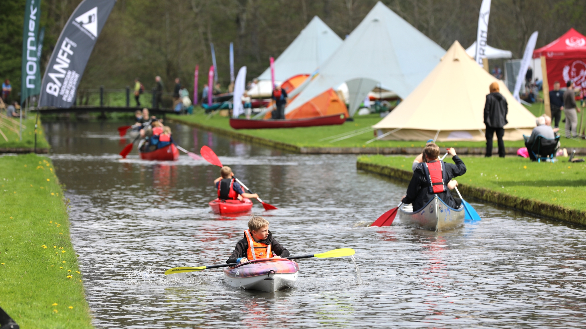 Børn og voksne sejler i kajak og kano under Danish Outdoor Festival ved Ledreborg.