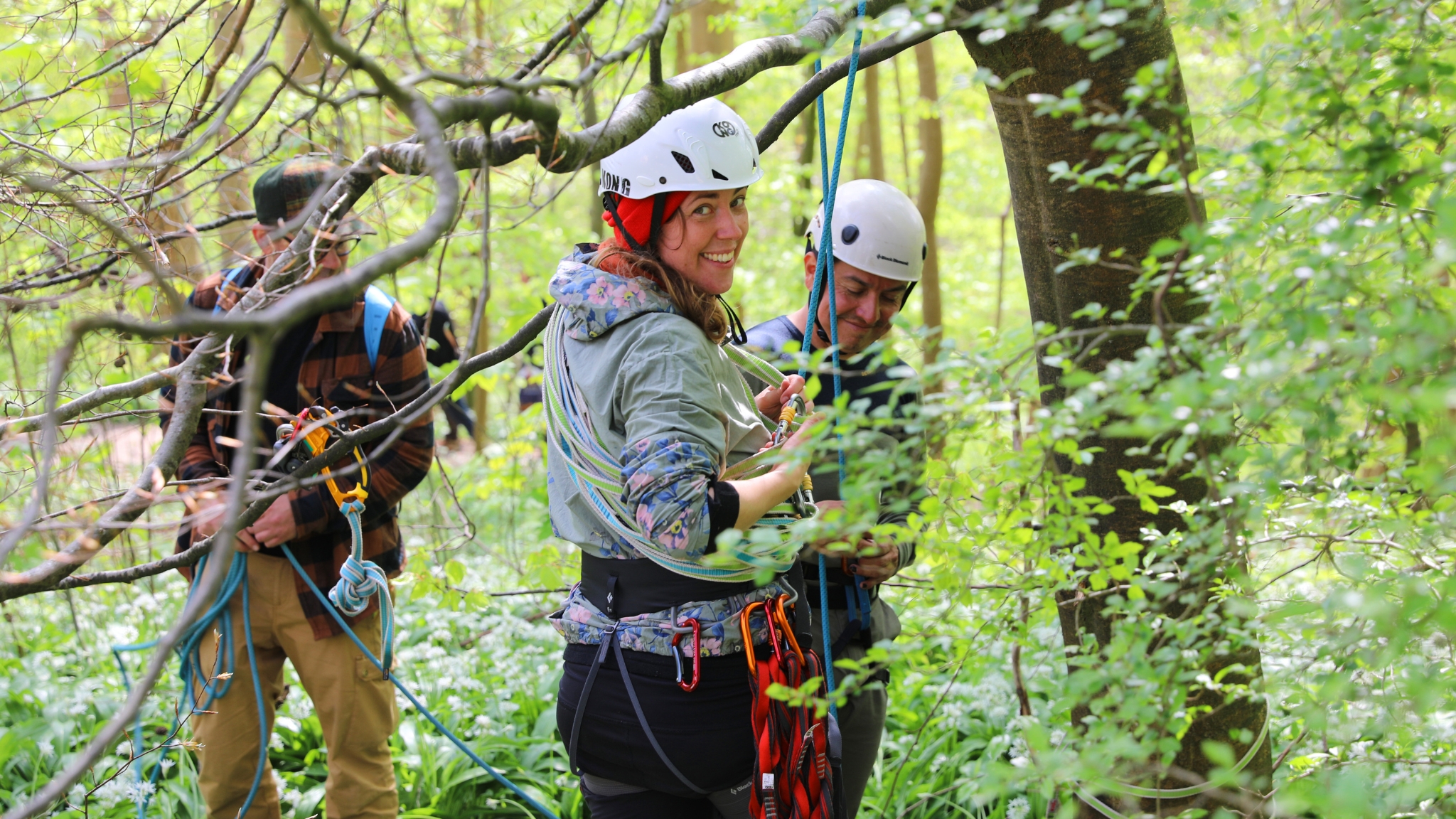 Deltagere klatrer i træer med reb under Danish Outdoor Festival ved Ledreborg.
