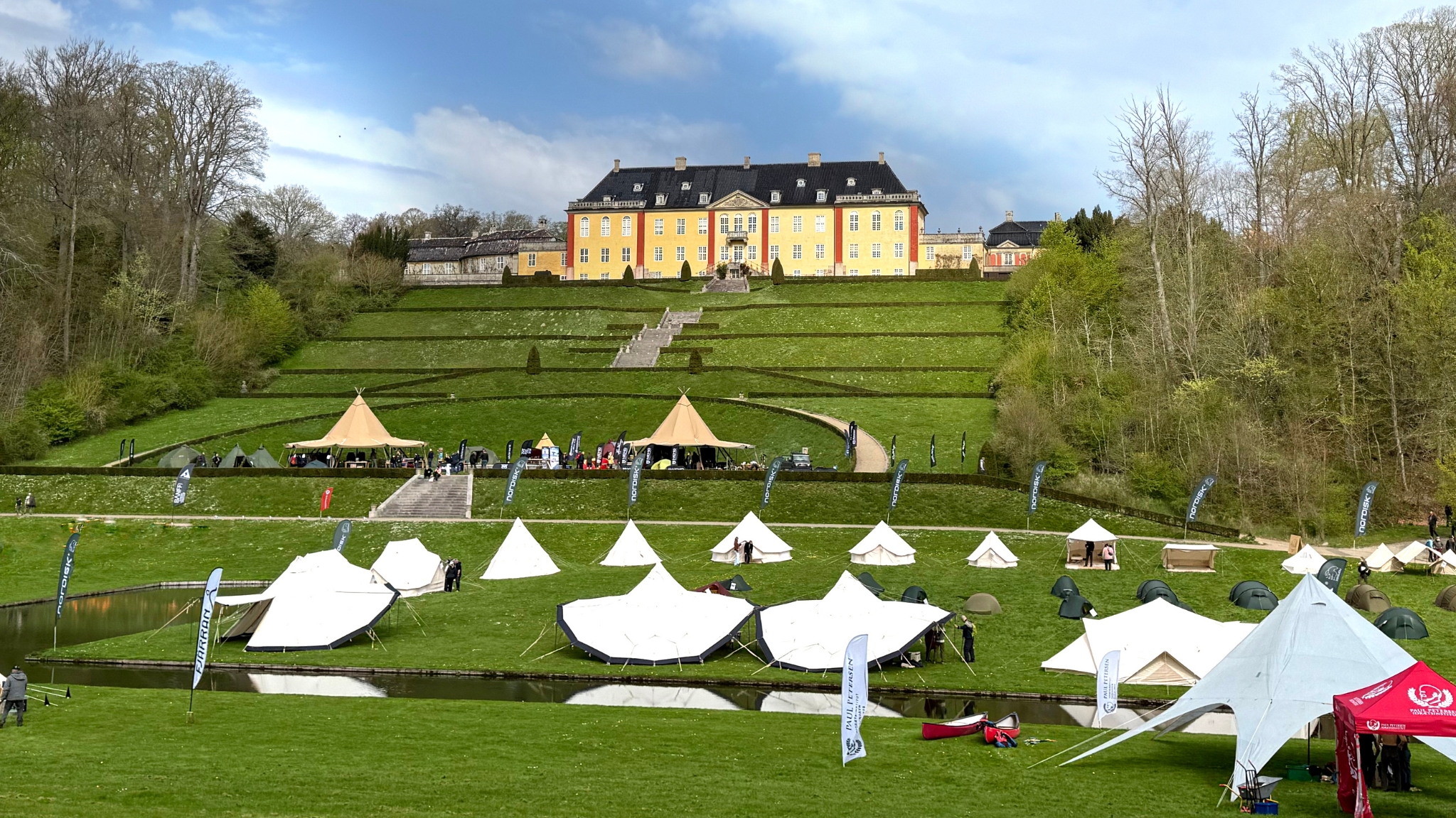 Telte og aktiviteter ved Danish Outdoor Festival foran Ledreborg Slot.