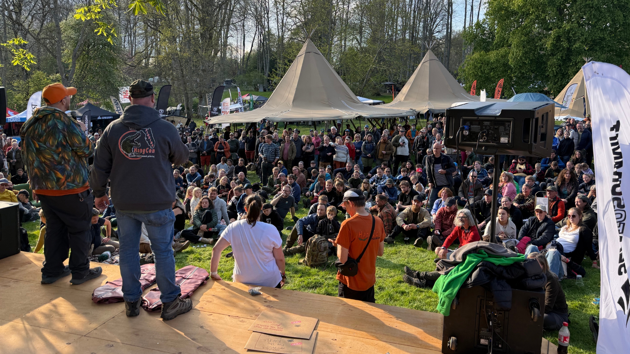 ublikum vor einer Bühne beim Danish Outdoor Festival auf Ledreborg.
