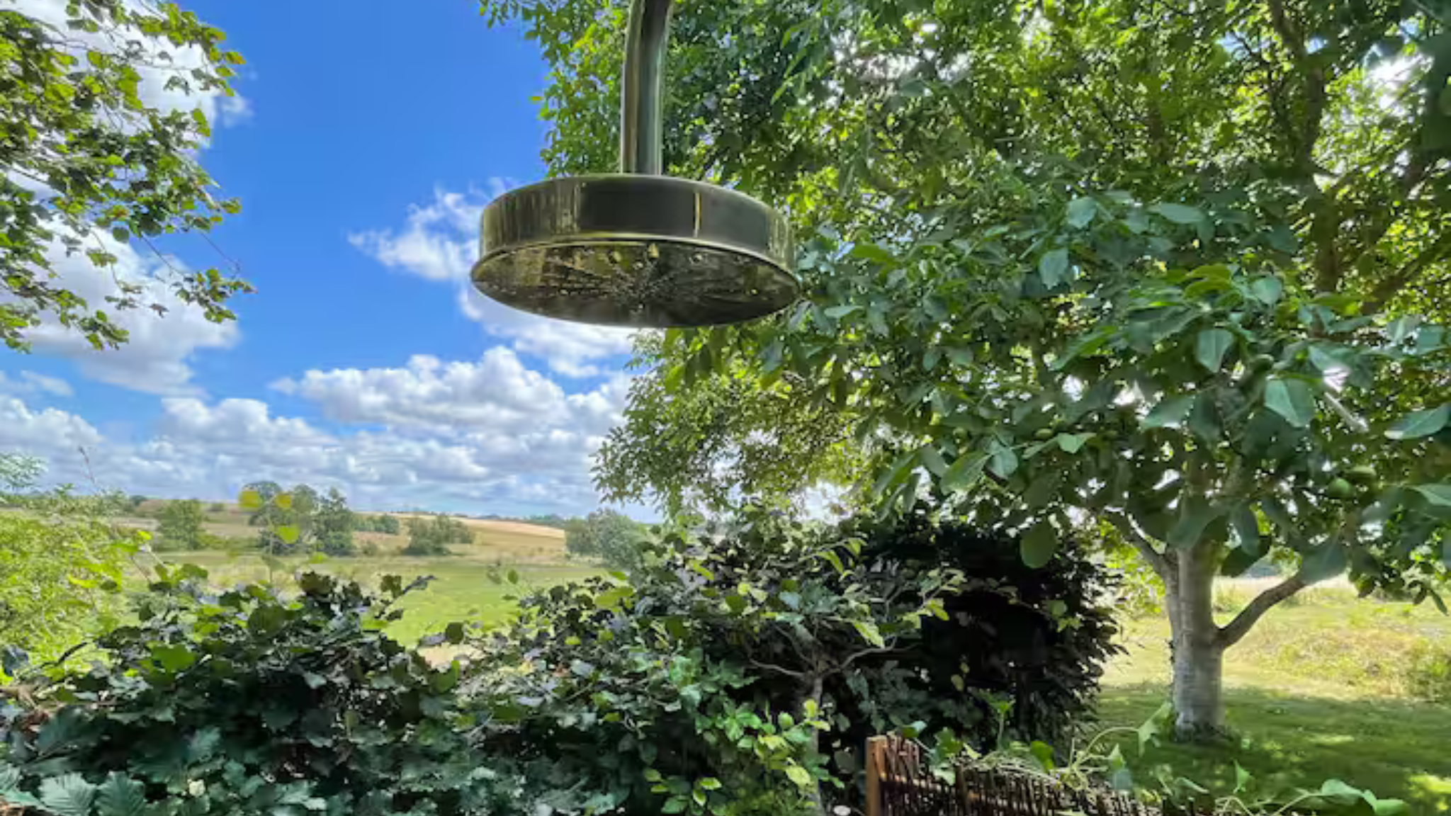 utdoor shower with views over nature at Tiny House Gl. Lejre.