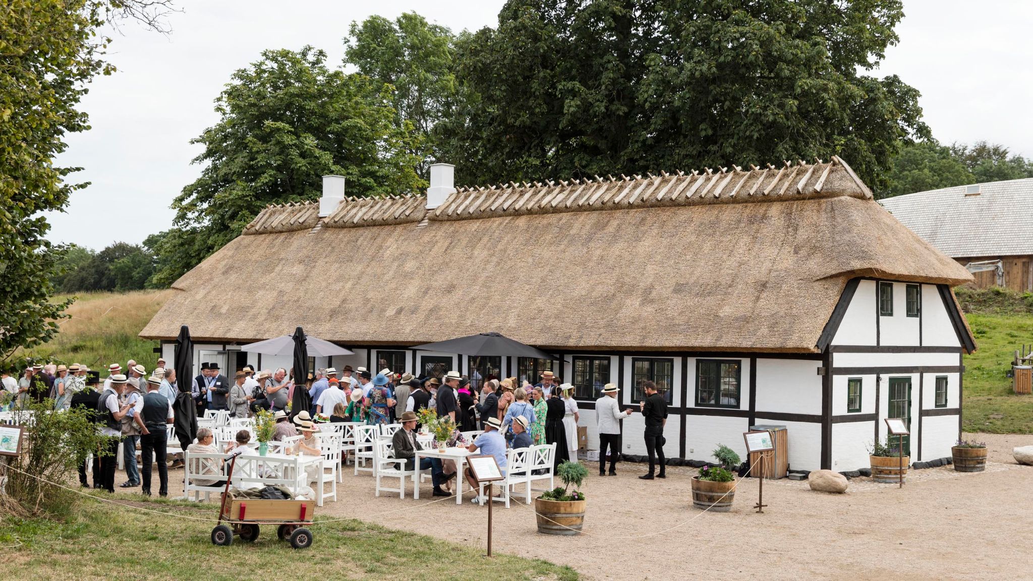 Visitors gathered outside the historic café at Sagnlandet Lejre.