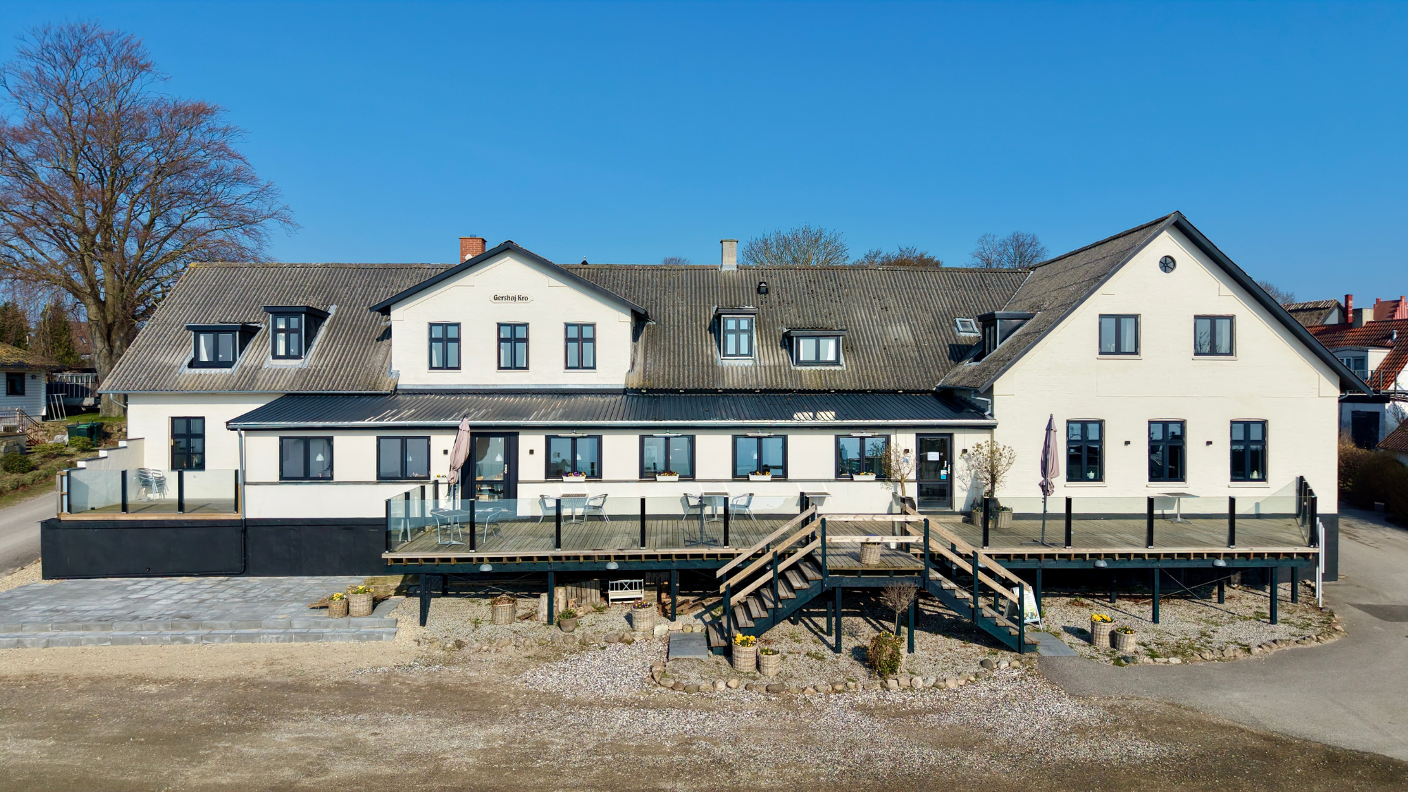 Fassade und Terrasse des Gershøj Kro og Strandhotels.