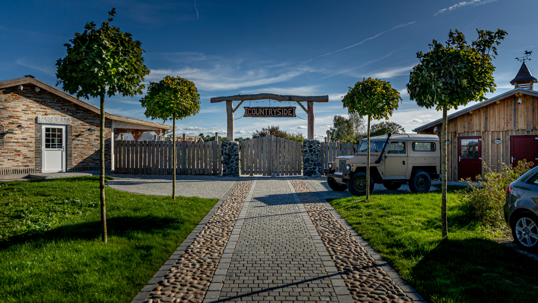 Eingang zu Countryside Adventure Minigolf und Café Halmstrå in ländlicher Umgebung.