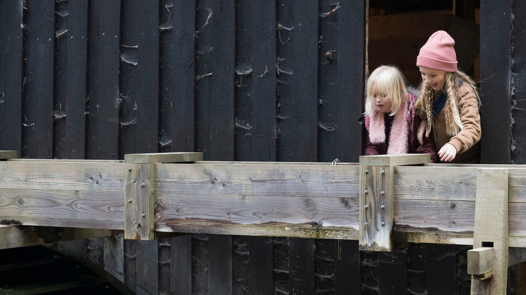 Two children at the historic watermill at Tadre Mølle.