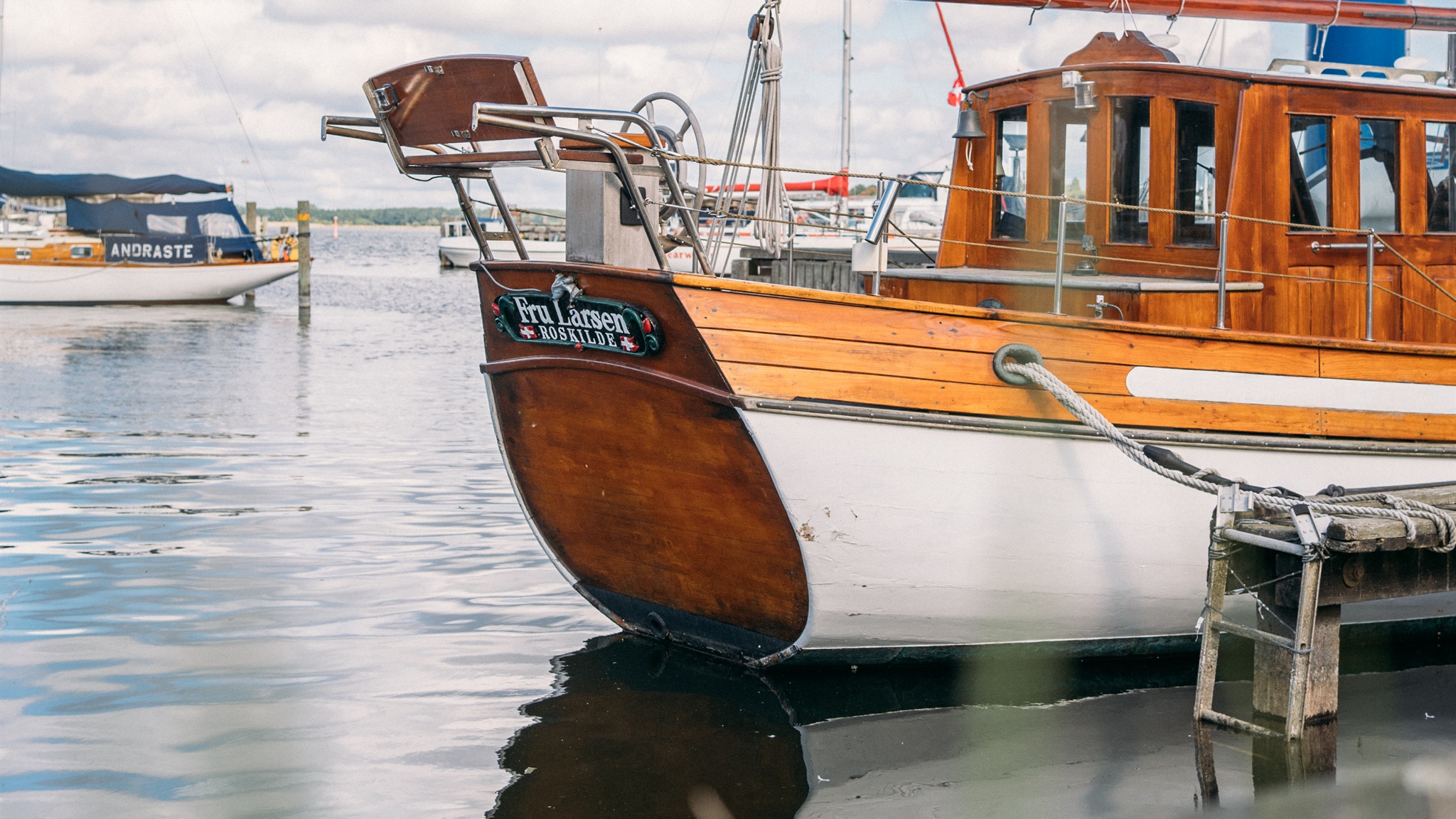 Et træskib ved kajen i Roskilde Havn.